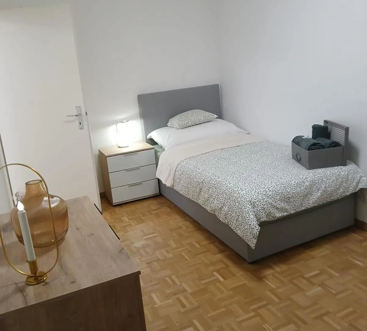 4 Zimmer, 6 Betten, Neu Moebliert, Im Zentrum Basel Daire